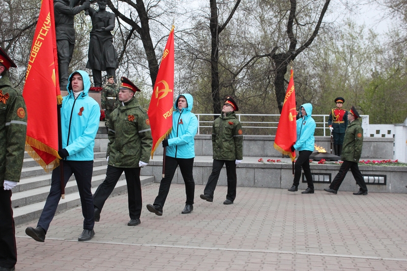 Лучшим школьным музеям и клубам вручены копии Красных знамен